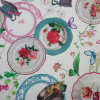 Miniatura de foto de Mantel  blanco, estampado platos, tazas y flores