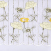 Miniatura de foto de Encaje de tul blanco bordado flores beige y amarillas