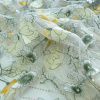 Miniatura de foto de Encaje de tul blanco bordado flores beige y amarillas