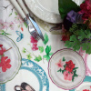 Miniatura de foto de Mantel  blanco, estampado platos, tazas y flores