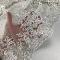 Miniatura de foto de Tul rebrodé y pedrería blanco natural