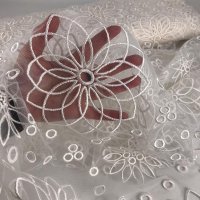 Miniatura de foto de Tul con flores blanco