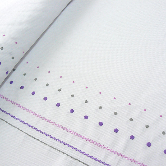 Foto de Piqué bordado cadenas y lunares, blanco y violeta