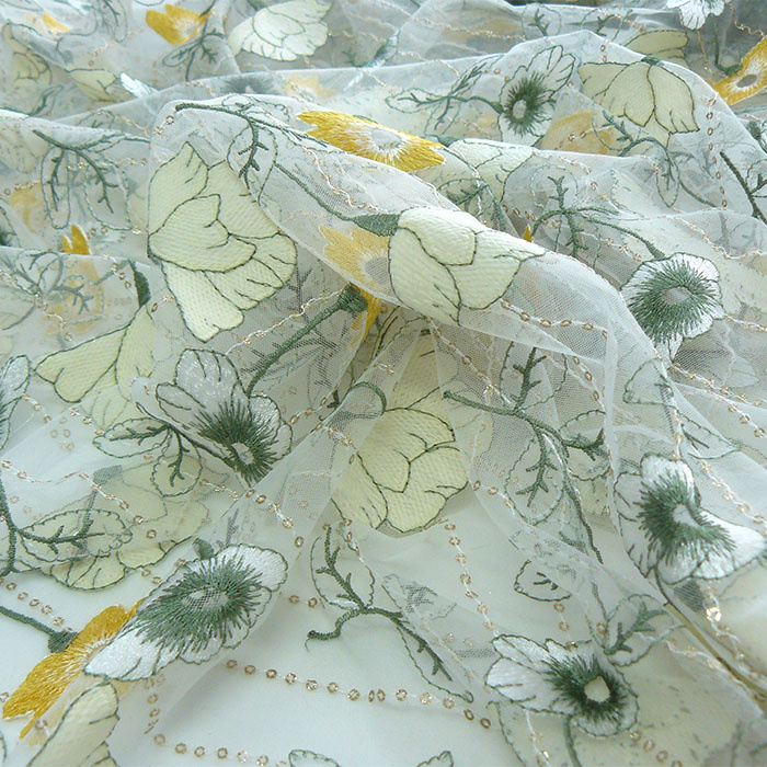 Foto de Encaje de tul blanco bordado flores beige y amarillas
