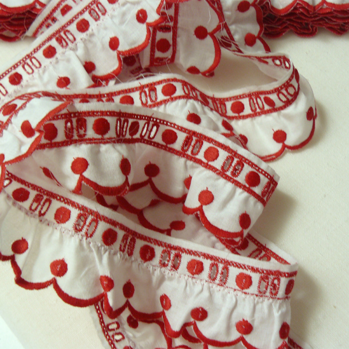 Foto de Tira bordada fruncida pasacintas blanco y rojo 55mm